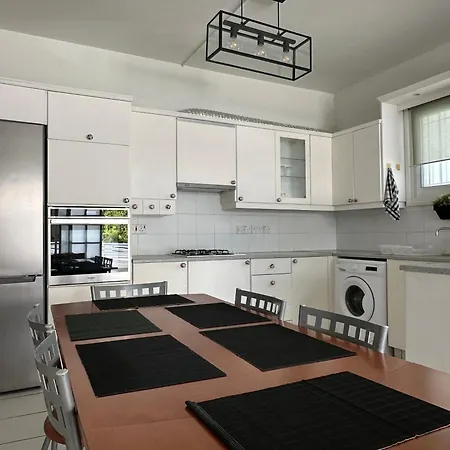 White House With Garden And Bbq In Strovolos Apartman