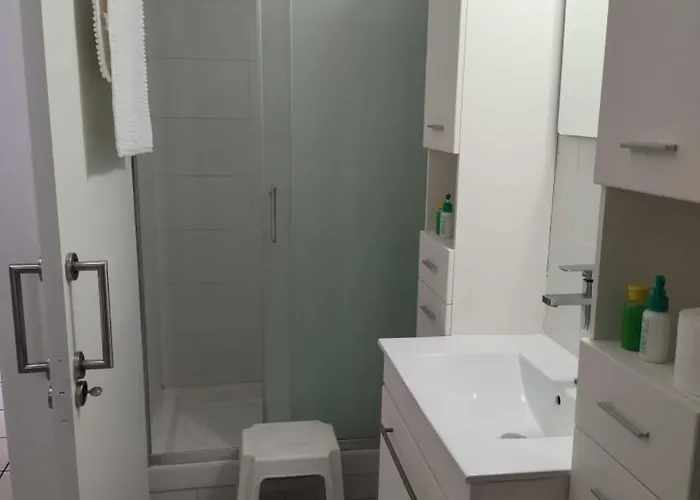 White House With Garden And Bbq In Strovolos 尼科西亚