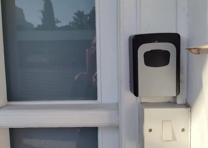 White House With Garden And Bbq In Strovolos 尼科西亚