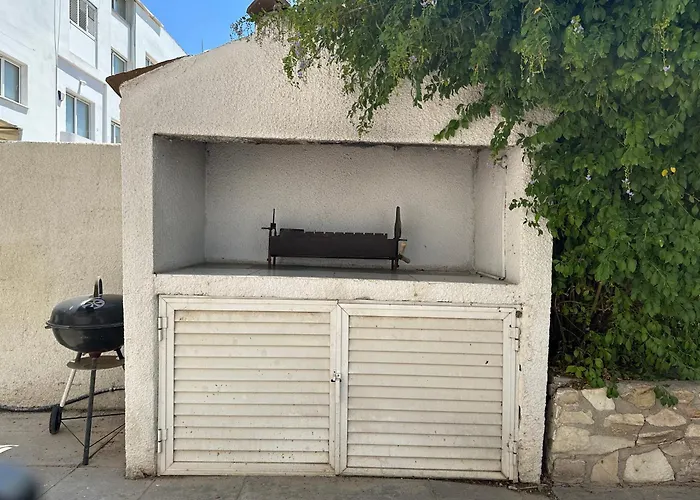 White House With Garden And Bbq In Strovolos 尼科西亚