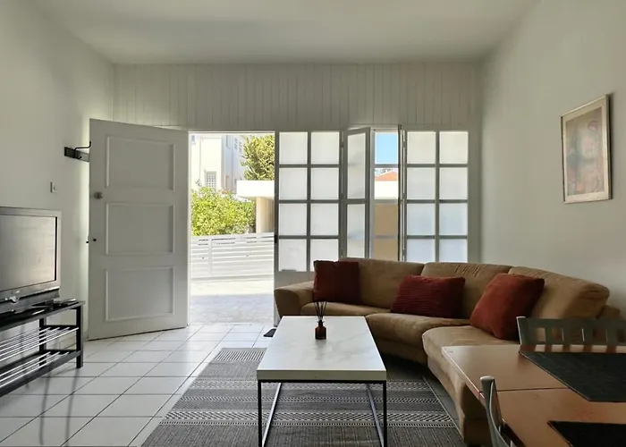 White House With Garden And Bbq In Strovolos * 尼科西亚