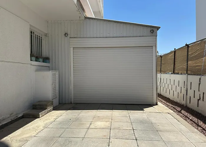 White House With Garden And Bbq In Strovolos