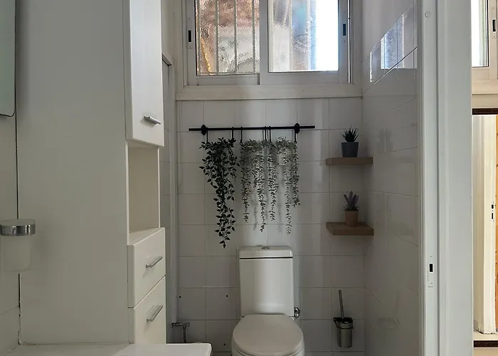 White House With Garden And Bbq In Strovolos 尼科西亚