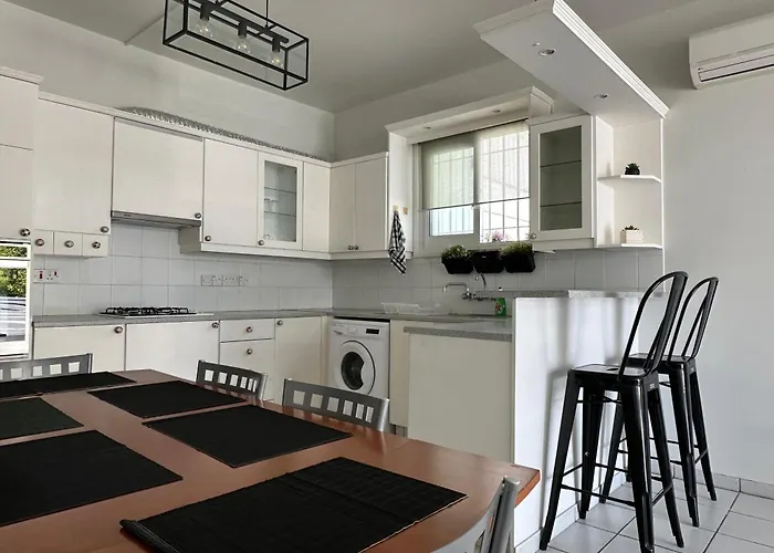 White House With Garden And Bbq In Strovolos *