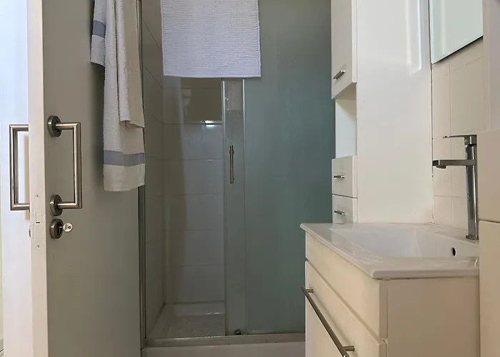 White House With Garden And Bbq In Strovolos *