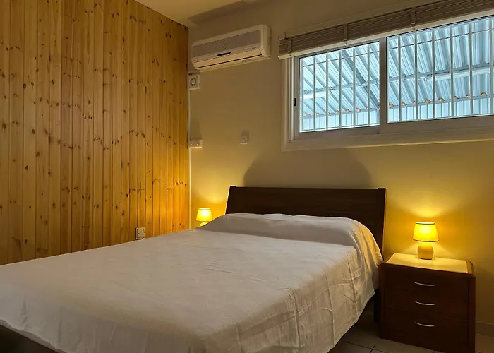 White House With Garden And Bbq In Strovolos 尼科西亚