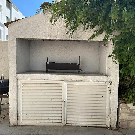 White House With Garden And Bbq In Strovolos Никосия