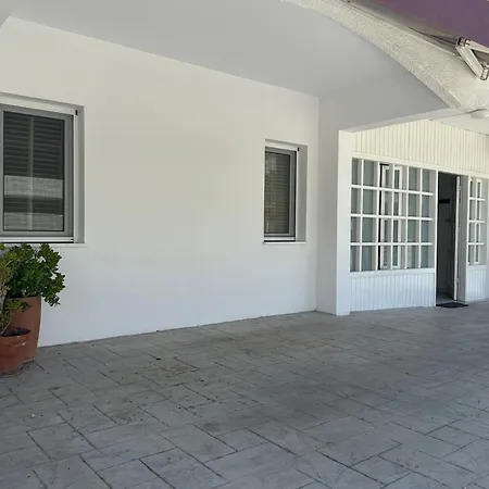 White House With Garden And Bbq In Strovolos Апартаменты Никосия