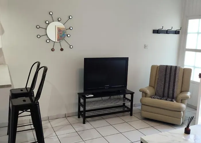 White House With Garden And Bbq In Strovolos Апартаменты Никосия