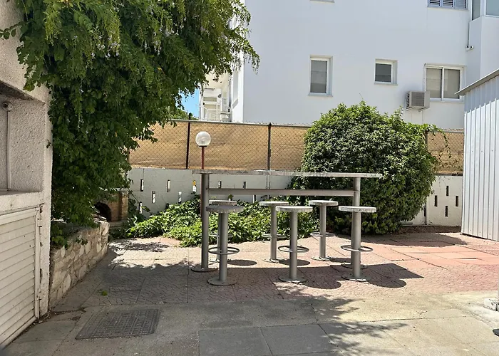 White House With Garden And Bbq In Strovolos Апартаменты