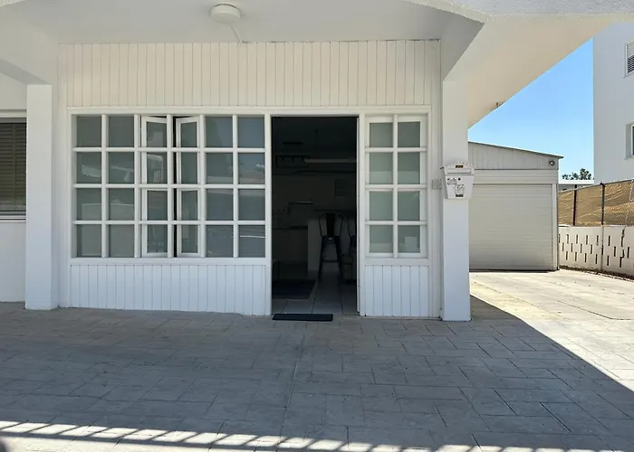 White House With Garden And Bbq In Strovolos Никосия