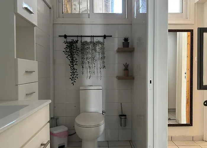 White House With Garden And Bbq In Strovolos * Никосия