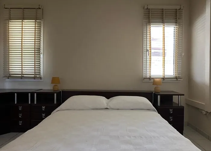 White House With Garden And Bbq In Strovolos Апартаменты