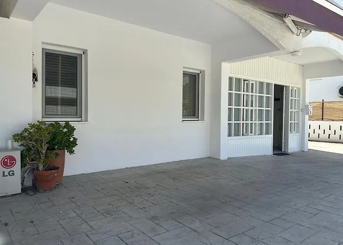 White House With Garden And Bbq In Strovolos Апартаменты Никосия