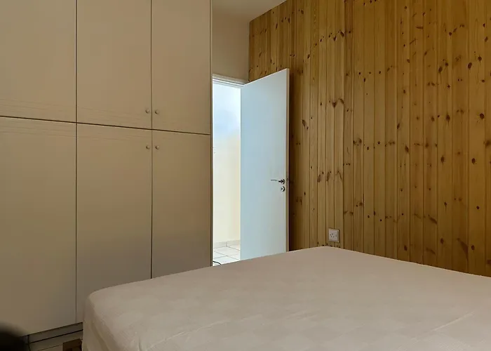 White House With Garden And Bbq In Strovolos Апартаменты Никосия