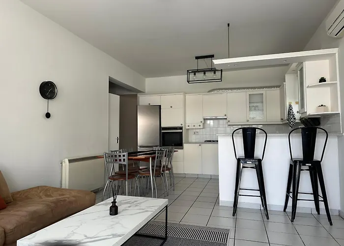 White House With Garden And Bbq In Strovolos * Никосия