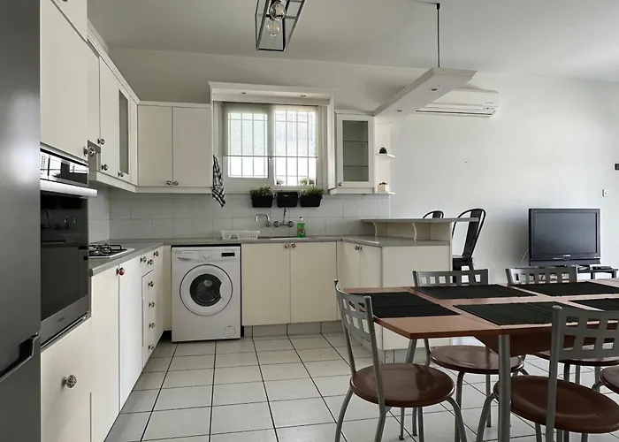 White House With Garden And Bbq In Strovolos Апартаменты Никосия